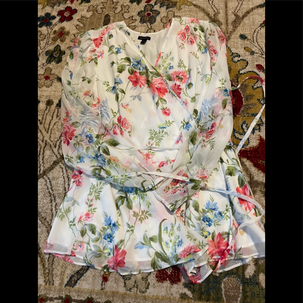 Gorgeous classy ANN TAYLOR sz 14 tall floral blouse shirt top. Worn only once